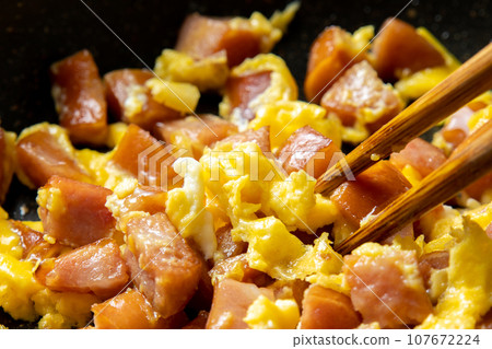 煎維也納香腸加蛋的烹飪場景。 煎維也納香腸加蛋的烹飪場景。 107672224