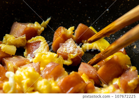 煎維也納香腸加蛋的烹飪場景。 107672225