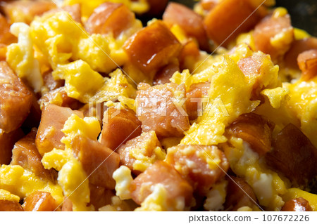 煎維也納香腸加蛋的烹飪場景。 煎維也納香腸加蛋的烹飪場景。 107672226