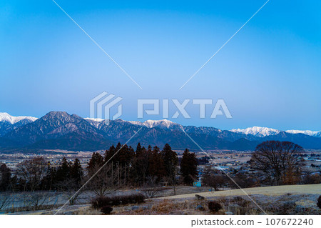 [日出素材]晨光北阿爾卑斯山和藍天[長野縣] 107672240