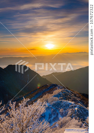 [雪山素材]從椿山和圓山莊看到的初冬早晨的風景[長野縣] 107672322