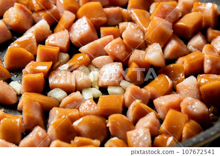 Stir-fried sausage and garlic cooking scene. Chop the sausage and stir-fry with the garlic. 107672541