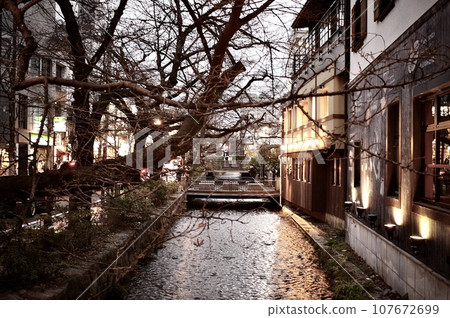 Higashi Chaya District where it rains 107672699