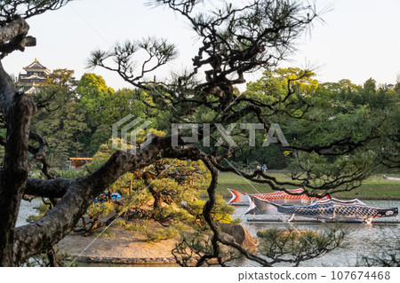 晴空下眺望岡山縣岡山市的岡山城 從日本三大名園之一的後樂園眺望岡山城 107674468