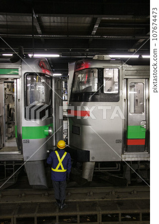[Vertical composition, blurring, etc.] Connecting work at Sapporo Station 107674473