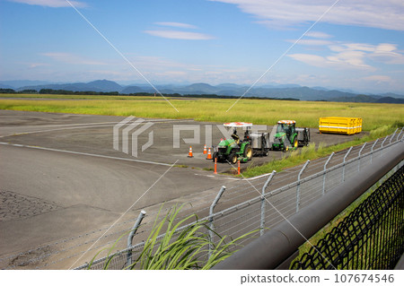 飛機起飛後前往跑道的路上 飛機起飛後前往跑道的路上 107674546