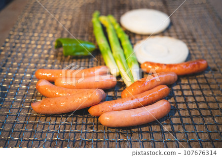 Bake a sausage with a barbecue 107676314