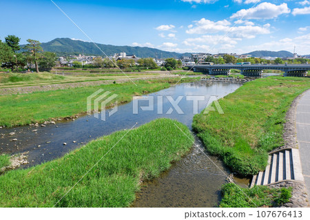 Hidadaimonji can be seen beyond Kamo Ohashi Bridge. 107676413