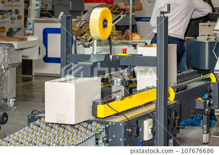 Fragment of an automatic packaging conveyor production line. 107676686
