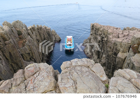 Echizen Coast: Tojinbo Oike (cove) and sightseeing boat Echizen Coast: Tojinbo Oike (cove) and sightseeing boat 107676946