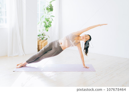 woman doing pilates 107678464