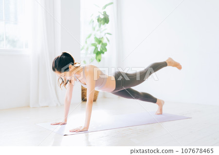 woman doing pilates 107678465