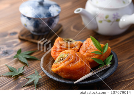 Taste of Autumn Persimmon Fruits Peeling astringent persimmons and taking time to make them Anpo persimmons Half-ripe persimmons full of sweetness 107679014