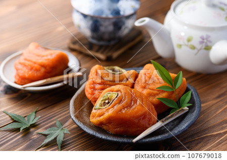 Taste of Autumn Persimmon Fruits Peeling astringent persimmons and taking time to make them Anpo persimmons Half-ripe persimmons full of sweetness 107679018