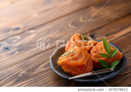 Taste of Autumn Persimmon Fruits Peeling astringent persimmons and taking time to make them Anpo persimmons Half-ripe persimmons full of sweetness Taste of Autumn Persimmon Fruits Peeling astringent persimmons and taking time to make them Anpo persimmons Half-ripe persimmons full of sweetness 107679021