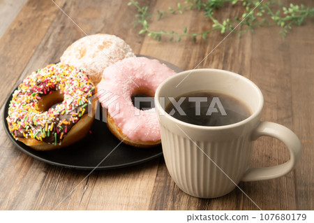 Donut coffee 107680179