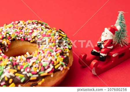 donut santa claus 107680256