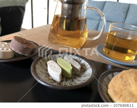 現代台灣傳統糖果與中國茶 107680611