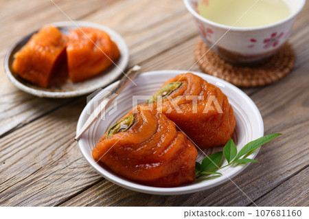 Persimmon Fruit Peeling astringent persimmons and taking time to make them Anpo persimmon Autumn taste Half-ripe persimmons full of sweetness Persimmon Fruit Peeling astringent persimmons and taking time to make them Anpo persimmon Autumn taste Half-ripe persimmons full of sweetness 107681160