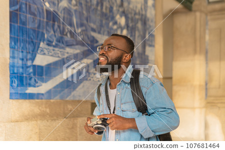Happy tourist man against azulejo 107681464