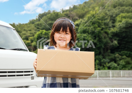Deliver parcels for home delivery. A smiling child is holding a cardboard 107681746
