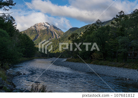 從上高地河童橋眺望燒嶽山 107681812
