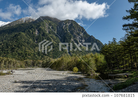 從梓川河床看到的上高地明神岳 107681815