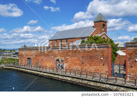 從函館市金森紅磚倉庫看到的函館灣莉拉筆記教堂 107681821