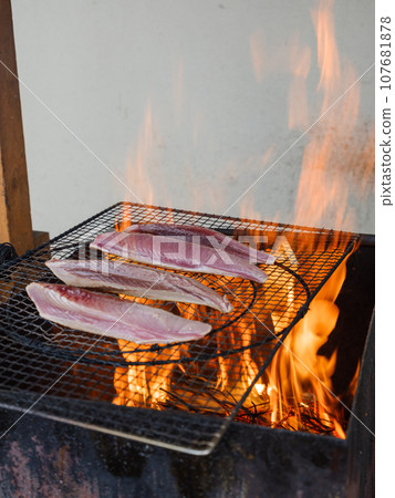 Image of seared bonito made with straw grilling 107681878