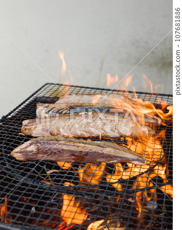 用稻草烤好的烤鰹魚的圖像 107681886