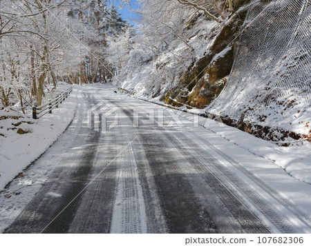 Scenery of frozen roads in midwinter_traffic safety Scenery of frozen roads in midwinter_traffic safety 107682306