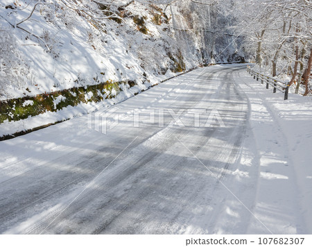Scenery of frozen roads in midwinter_traffic safety Scenery of frozen roads in midwinter_traffic safety 107682307