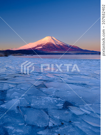 山梨縣_黎明時分結冰的山中湖和紅富士的壯麗景色 107682402