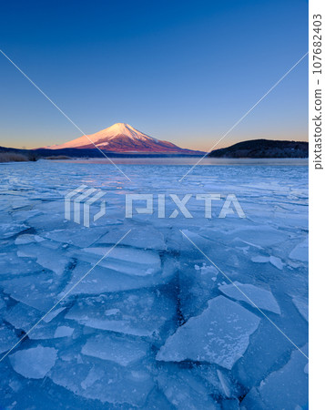 山梨縣_黎明時分結冰的山中湖和紅富士的壯麗景色 107682403