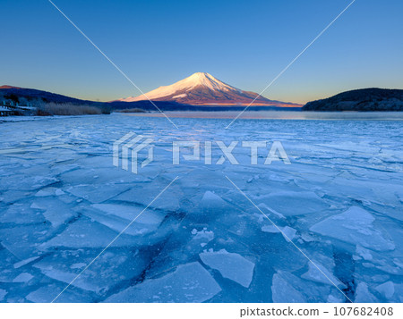 Yamanashi_Spectacular view of frozen Lake Yamanaka and Benifuji at dawn Yamanashi_Spectacular view of frozen Lake Yamanaka and Benifuji at dawn 107682408
