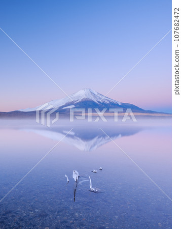 山梨縣_隆冬的山中湖和寂靜的令人驚嘆的景色 107682472