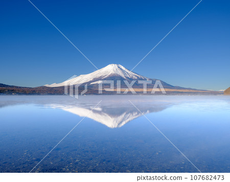 Yamanashi_Lake Yamanaka in the middle of winter and the breathtaking view of silence 107682473