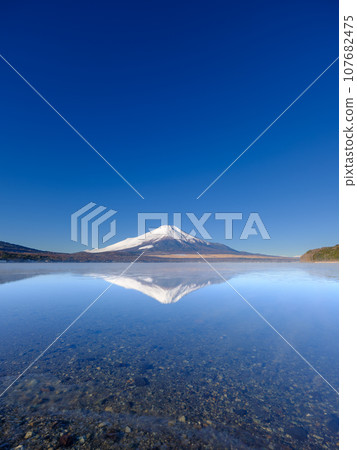 Yamanashi_Lake Yamanaka in the middle of winter and the breathtaking view of silence 107682475