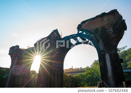 Red Brick arches at both ends are combined with a central steel truss. Red Brick arches at both ends are combined with a central steel truss. 107682488