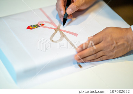 用毛筆在紙上寫字 用毛筆在紙上寫字 107682632