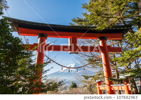 Mt. Fuji in winter seen from the approach torii gate of Arayayama Shrine in Yamanashi Prefecture 107682963
