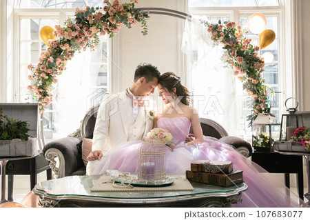 新娘和新郎在婚禮上宣誓愛情 新娘和新郎在婚禮上宣誓愛情 107683077