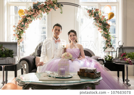 新娘和新郎在婚禮上宣誓愛情 新娘和新郎在婚禮上宣誓愛情 107683078