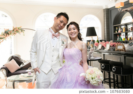 新娘和新郎在婚禮上宣誓愛情 新娘和新郎在婚禮上宣誓愛情 107683080