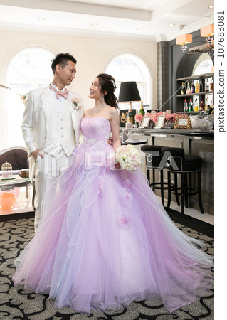 新娘和新郎在婚禮上宣誓愛情 新娘和新郎在婚禮上宣誓愛情 107683081