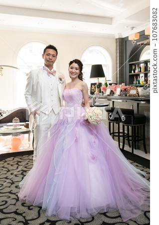 新娘和新郎在婚禮上宣誓愛情 新娘和新郎在婚禮上宣誓愛情 107683082