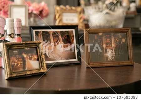 放置在婚禮迎賓空間的照片 107683088