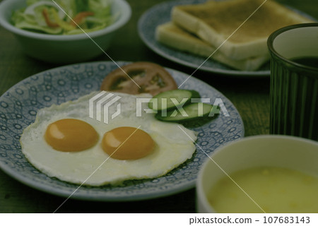 Breakfast on the table: fried egg, toast 107683143