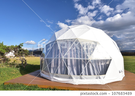 Photographing the scenery of a glamping facility in autumn in Kamoshima, Esashi Town, Hokkaido 107683489