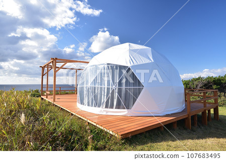 Photographing the scenery of a glamping facility in autumn in Kamoshima, Esashi Town, Hokkaido Photographing the scenery of a glamping facility in autumn in Kamoshima, Esashi Town, Hokkaido 107683495